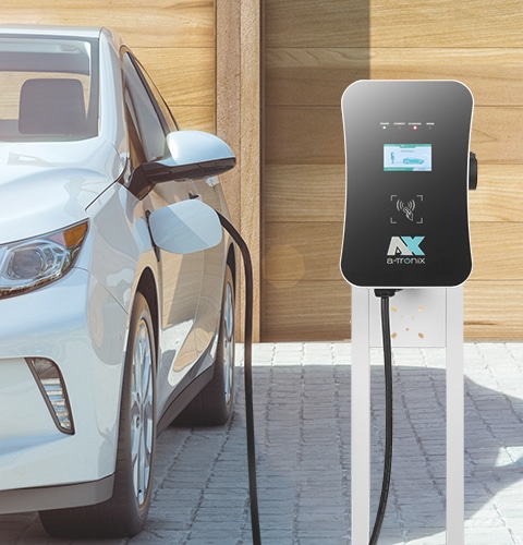 Ein weißes E-Auto wird an einer schwarzen Wallbox von a-TroniX geladen.