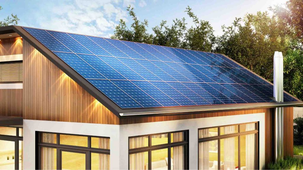Einfamilienhaus mit einer Photovoltaik-Anlage auf dem Dach.