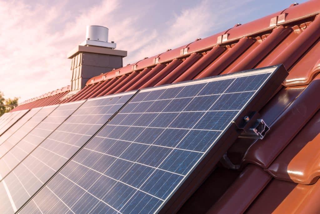 Solarmodule auf dem Dach eines Hauses.