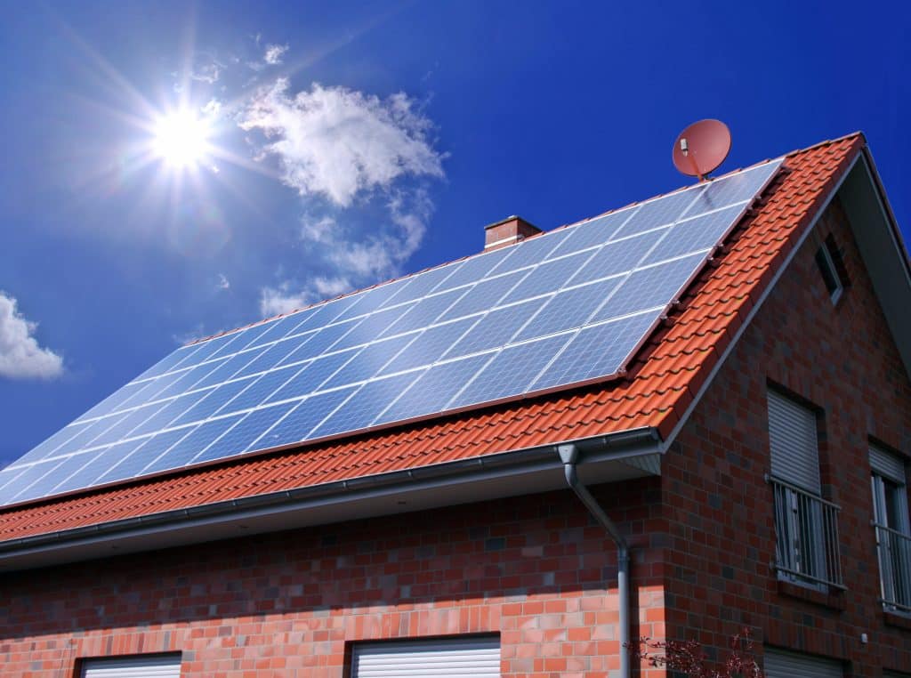 Photovoltaik-Module auf dem Hausdach eines Eigenheims.